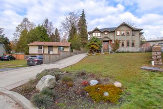 Photo 2: 3327 LAKEDALE Avenue in Burnaby: Government Road House for sale in "Government Road Area" (Burnaby North)  : MLS®# R2322333