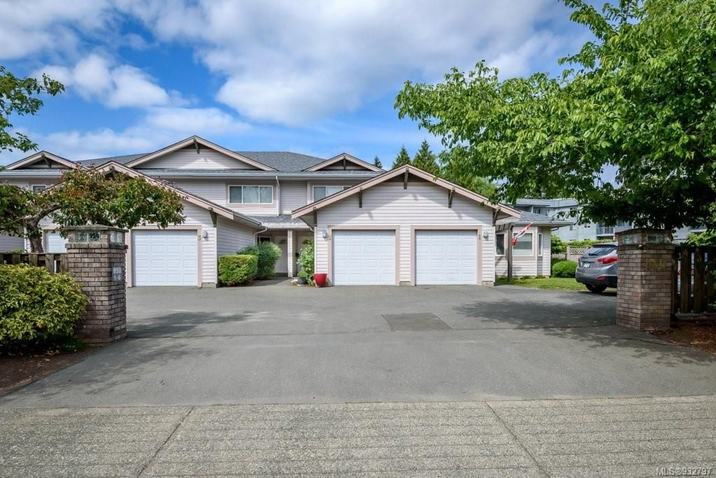 Main Photo: 2 950 Braidwood Rd in Courtenay: CV Courtenay East Row/Townhouse for sale (Comox Valley)  : MLS®# 932797