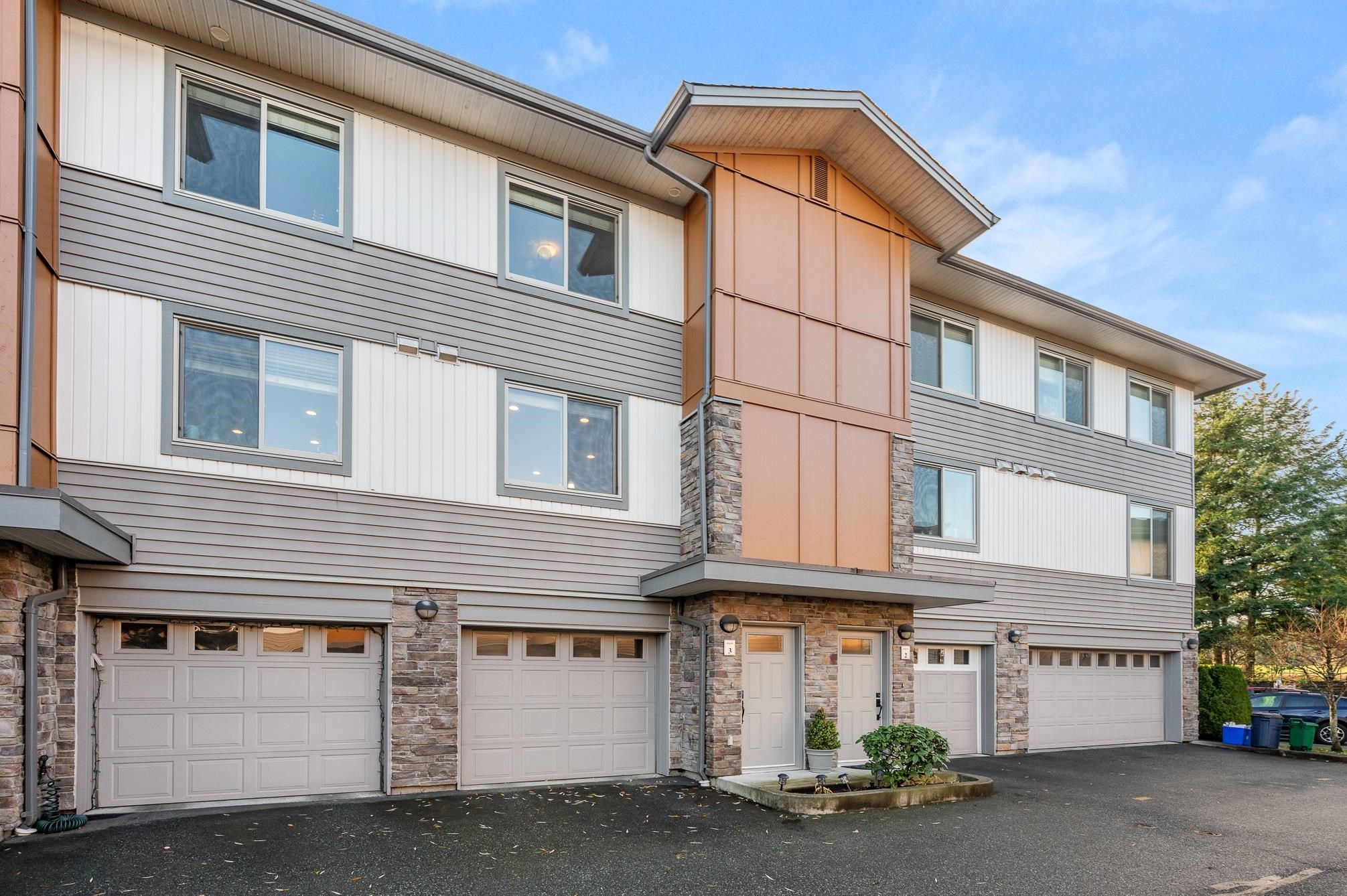 Photo 2: Photos: 3 34248 KING Road in Abbotsford: Poplar Townhouse for sale : MLS®# R2638567
