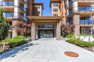 Photo 1: 320 20673 78 Avenue in Langley: Willoughby Heights Condo for sale : MLS®# R2739732