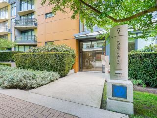 Photo 5: 800 9 SMITHE Mews in Vancouver: Yaletown Condo for sale in "THE VILLAS AT COOPERS LOOKOUT" (Vancouver West)  : MLS®# R2691823