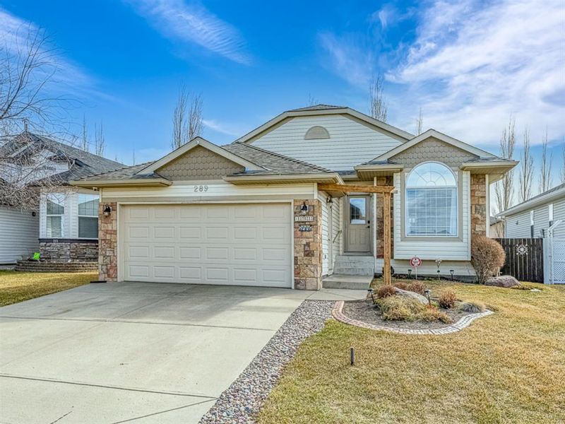 FEATURED LISTING: 289 West Lakeview Close Chestermere