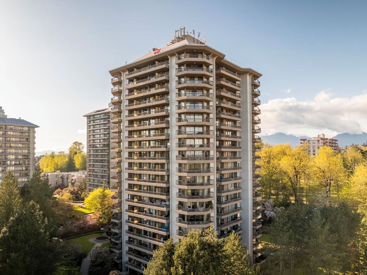 Main Photo: 2005 2041 BELLWOOD Avenue in Burnaby: Brentwood Park Condo for sale in "Anola Place" (Burnaby North)  : MLS®# R2684425