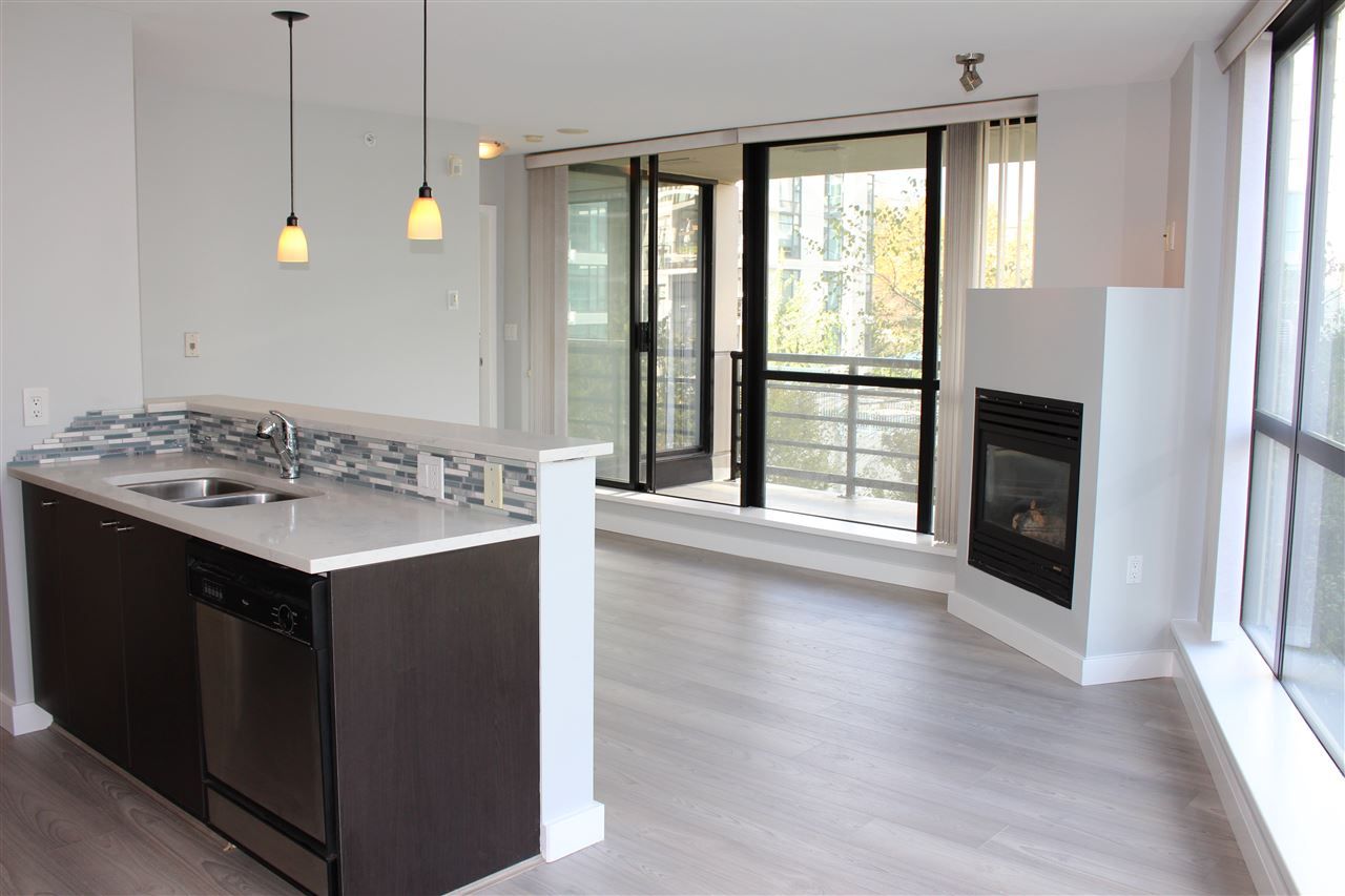 Main Photo: 501 124 W 1ST Street in North Vancouver: Lower Lonsdale Condo for sale in "THE Q" : MLS®# R2115647