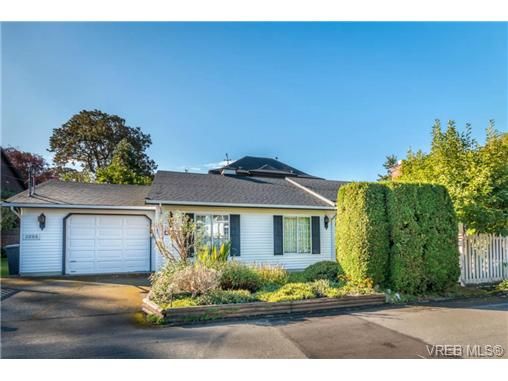 Main Photo: 2255 Woodlawn Cres in VICTORIA: OB North Oak Bay House for sale (Oak Bay)  : MLS®# 683981