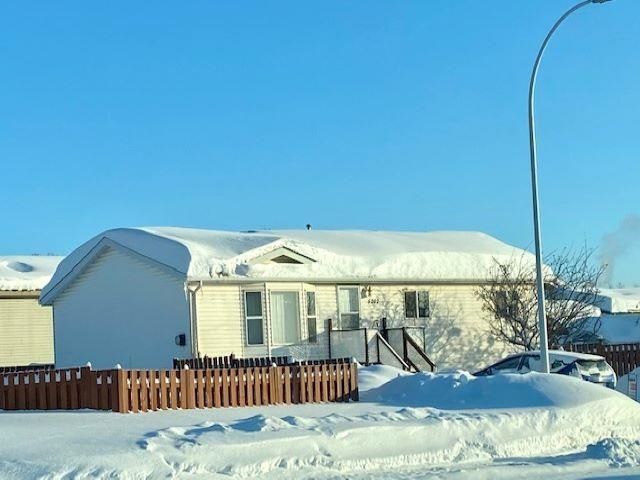 Main Photo: 5202 HALLMARK Crescent in Fort Nelson: Fort Nelson -Town House for sale : MLS®# R2754021