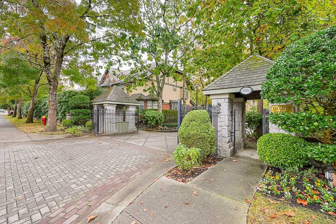 Main Photo: 17 5880 HAMPTON Place in Vancouver: University VW Townhouse for sale in "Thames Court" (Vancouver West)  : MLS®# R2747614