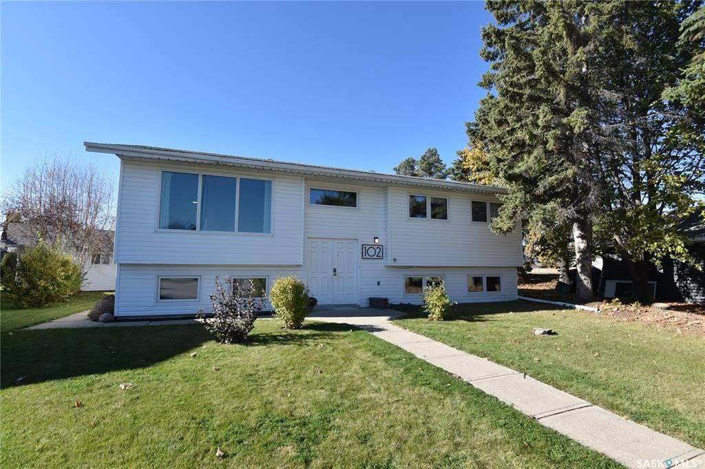 Main Photo: 102 Finlay Place in Nipawin: Residential for sale : MLS®# SK948508