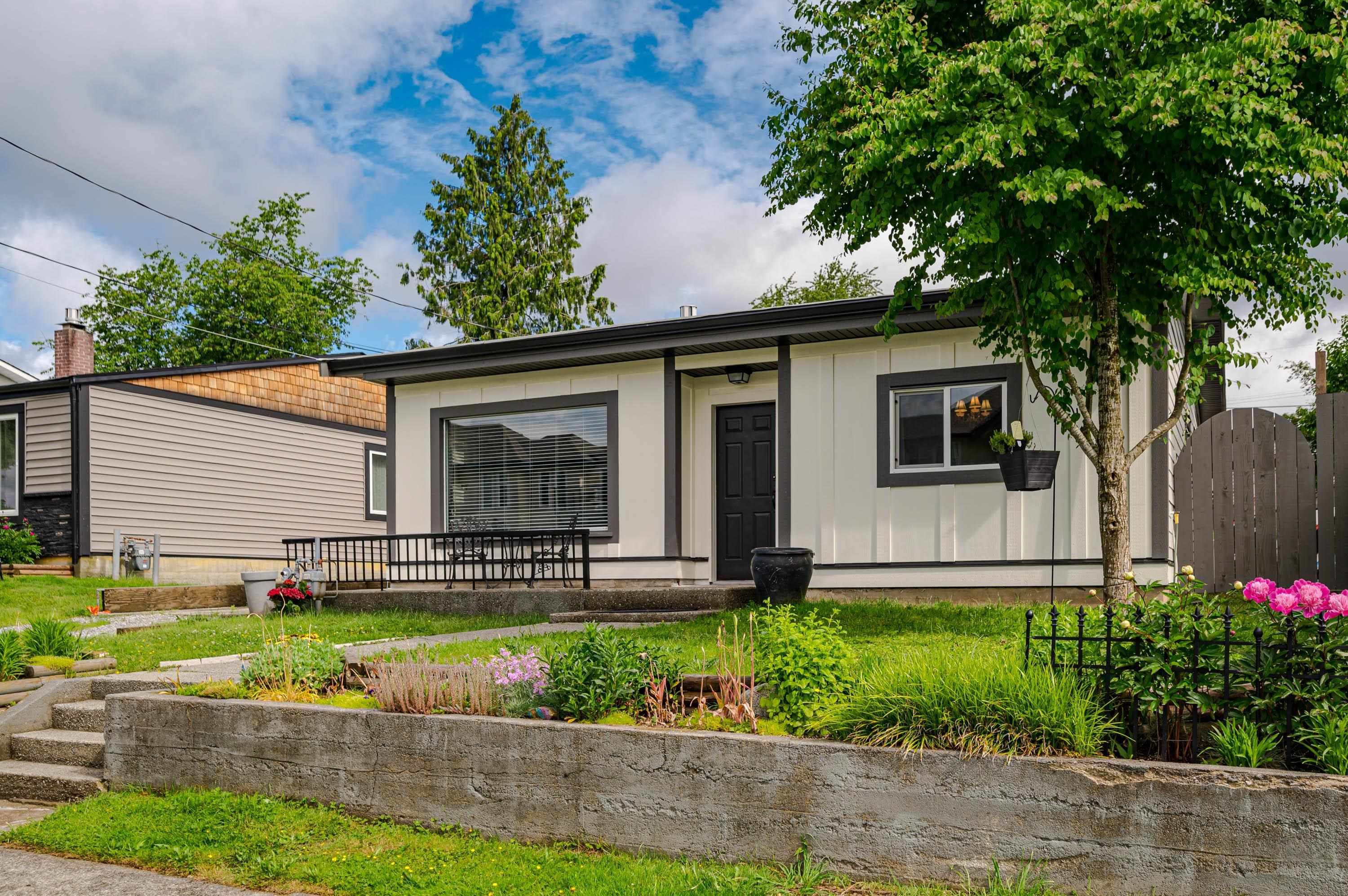 Main Photo: 33137 4TH Avenue in Mission: Mission BC House for sale : MLS®# R2700024