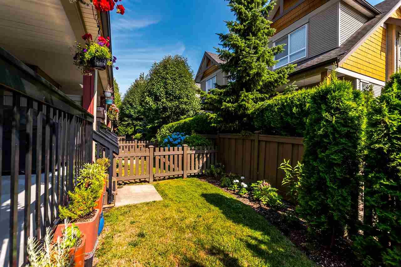 Photo 13: Photos: 16 16789 60 Avenue in Surrey: Cloverdale BC Townhouse for sale in "LAREDO" (Cloverdale)  : MLS®# R2190662