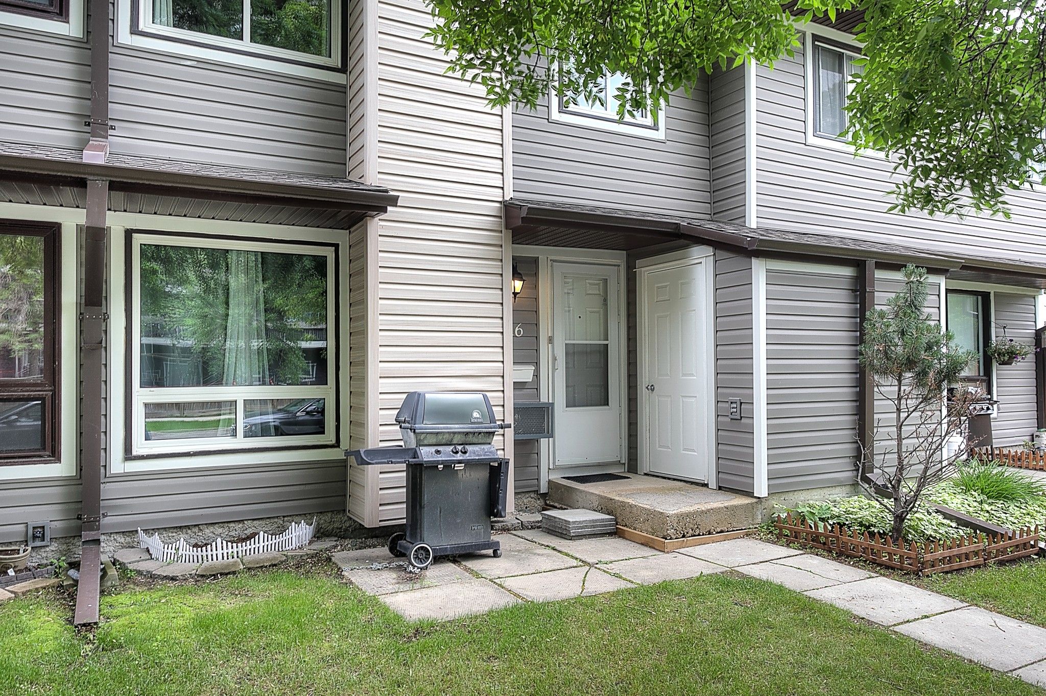 Main Photo: 116 3907 Grant Ave in Winnipeg: Charleswood Townhouse for sale (1G)  : MLS®# 202216185