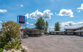 Photo 2: 39 rooms Hotel for sale Northern BC: Business with Property for sale : MLS®# 8041753