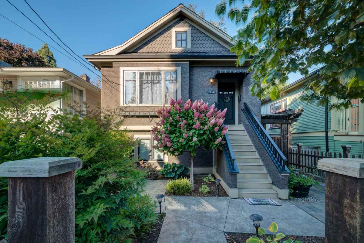 Main Photo: 423 OAK Street in New Westminster: Queens Park House for sale in "Queen's Park" : MLS®# R2347888