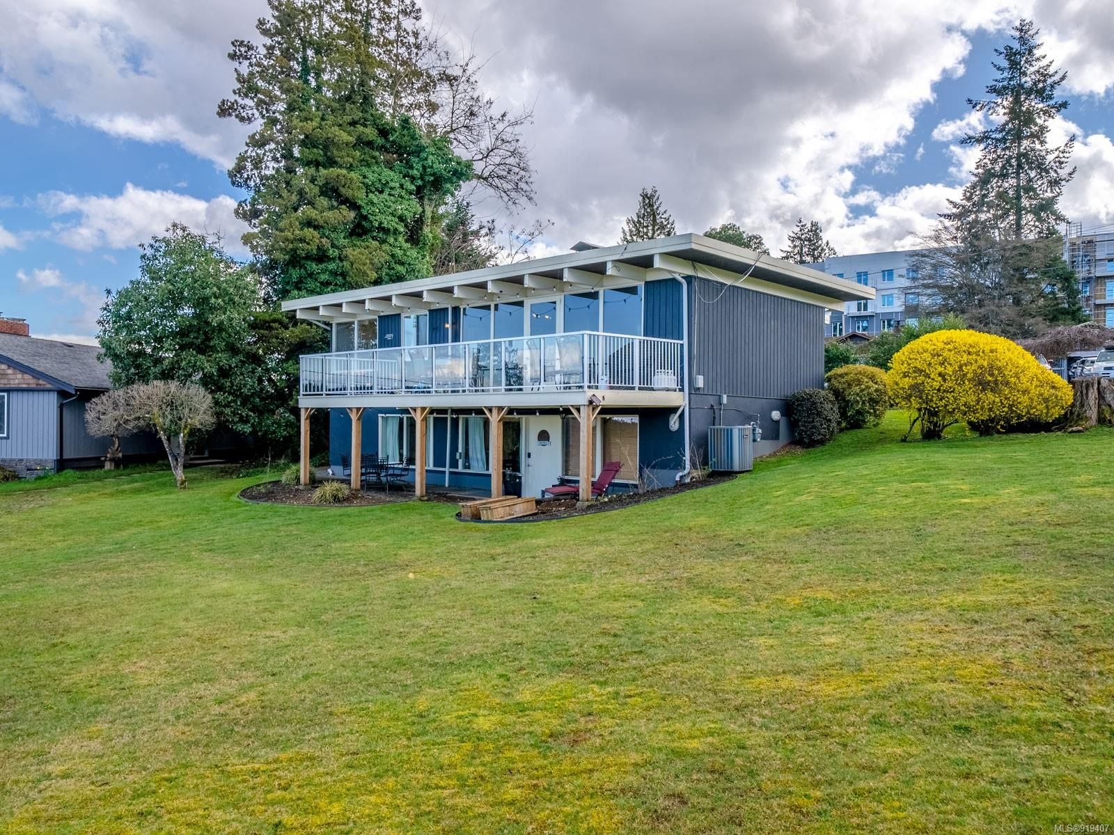 Main Photo: 1067 Beach Dr in Nanaimo: Na Departure Bay House for sale : MLS®# 919407