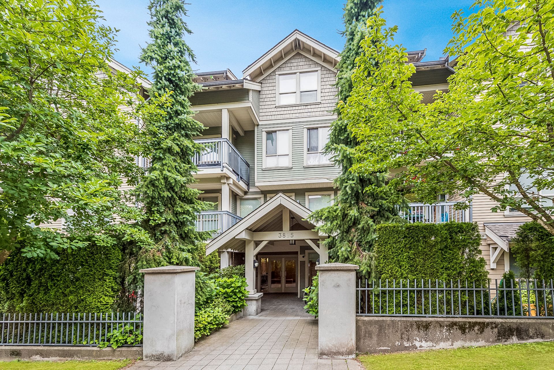Main Photo: 308 3895 SANDELL Street in Burnaby: Central Park BS Condo for sale in "Clarke House Central Park" (Burnaby South)  : MLS®# R2287326