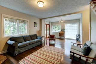 Photo 2: 706 Lindsay St in Saanich: SW Royal Oak House for sale (Saanich West)  : MLS®# 904027