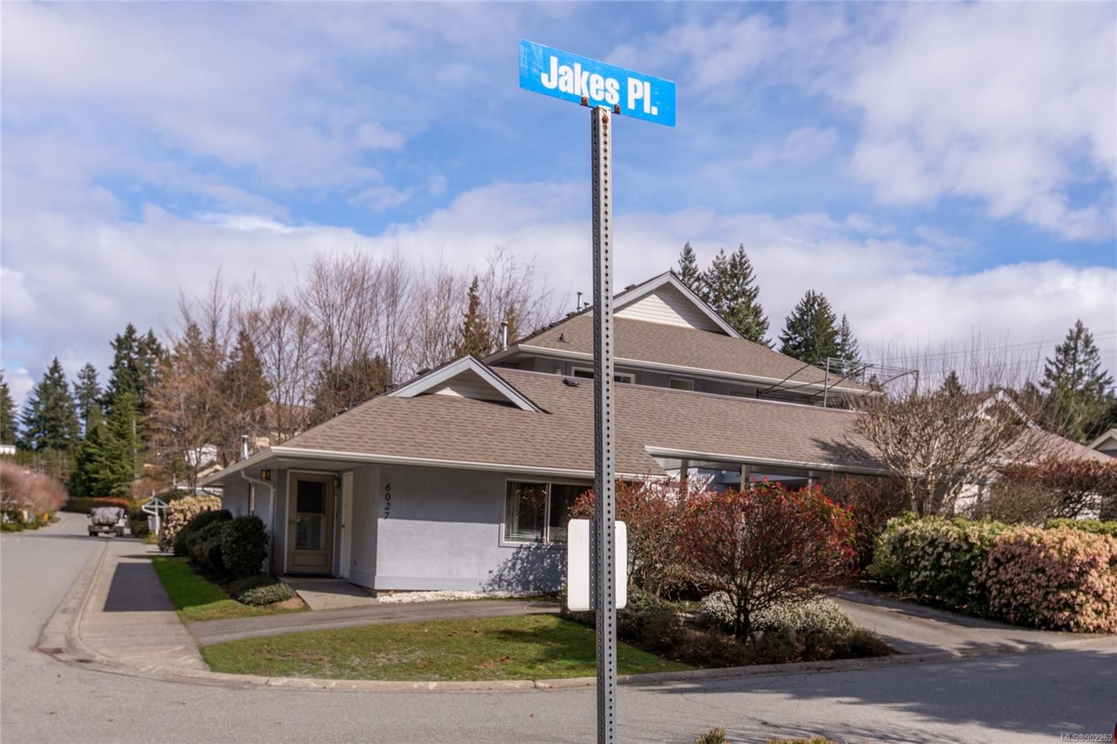 Main Photo: 6025 Jake's Pl in Nanaimo: Na Pleasant Valley Row/Townhouse for sale : MLS®# 902262