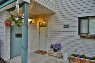 Photo 2: 24 6617 138 Street in Surrey: East Newton Townhouse for sale in "Hyland Creek" : MLS®# R2182099
