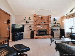 Photo 2: 1287 Lidgate Crt in VICTORIA: SW Strawberry Vale House for sale (Saanich West)  : MLS®# 740676