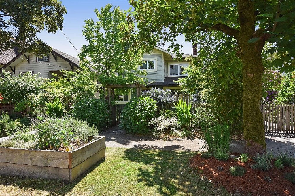 Main Photo: 2236 E Pender Street in Vancouver: Grandview VE House for sale (Vancouver East)  : MLS®# R2073977
