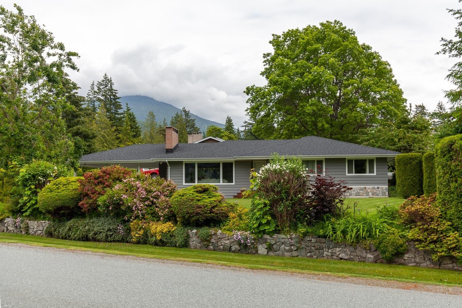 Main Photo: 2338 THE BOULEVARD in Squamish: Garibaldi Highlands House for sale in "Garibaldi Highlands" : MLS®# R2711081