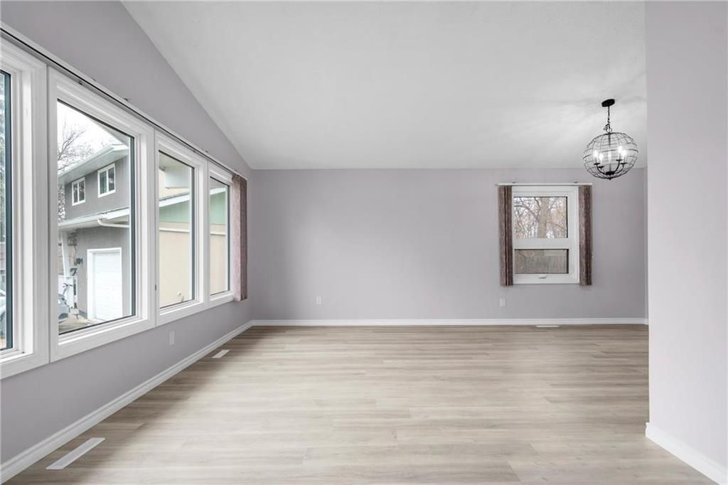 Photo 3: Photos: 4 McMurray Bay in Winnipeg: Bright Oaks Residential for sale (2C)  : MLS®# 202008911
