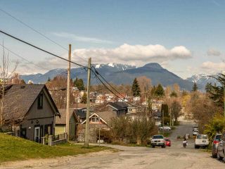 Photo 3: 1036 NOOTKA Street in Vancouver: Renfrew VE House for sale (Vancouver East)  : MLS®# R2560660