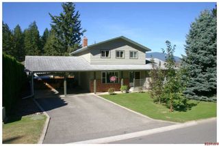 Photo 1: 631 SE 25 Street in Salmon Arm: SESA House for sale : MLS®# 10054382
