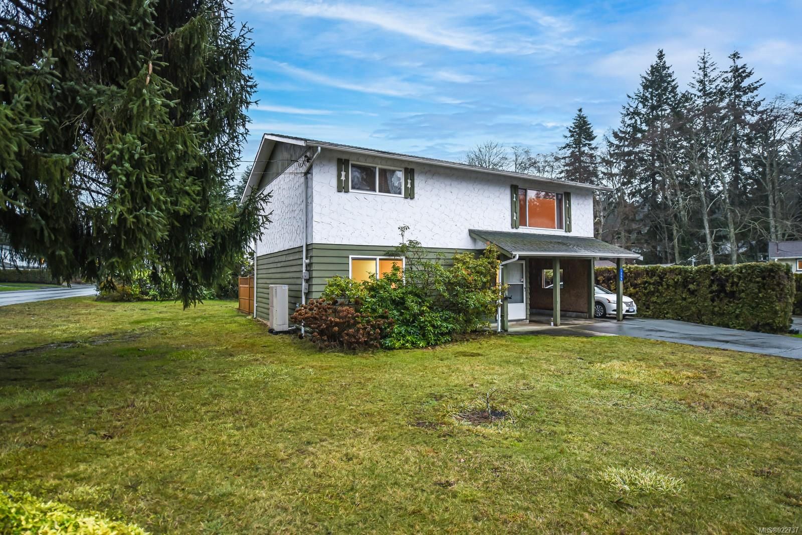 Main Photo: 1355 Hitchen Pl in Courtenay: CV Courtenay City House for sale (Comox Valley)  : MLS®# 922737