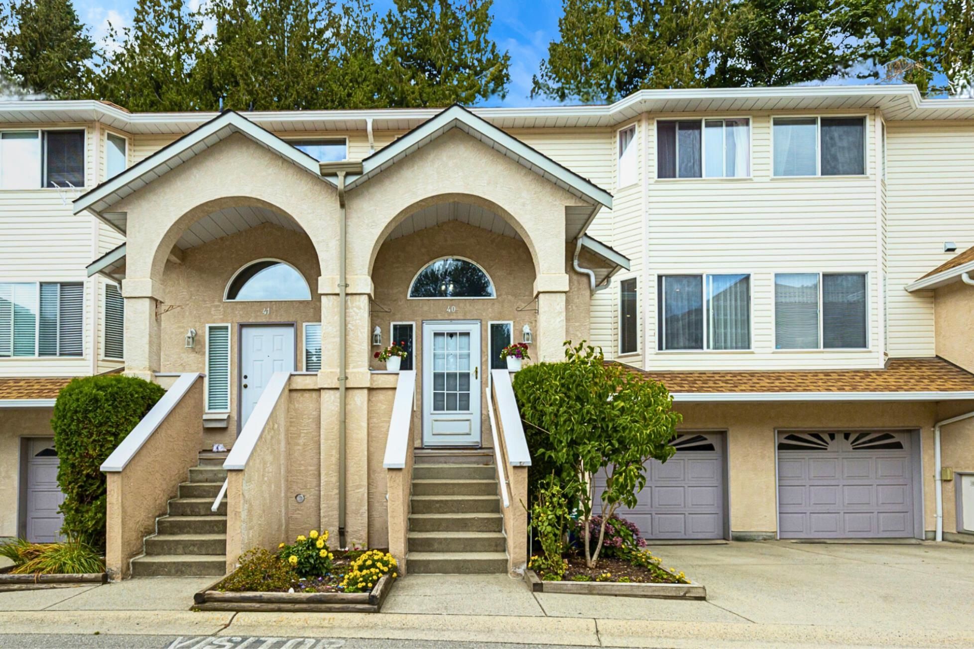 Main Photo: 40 32339 7 Avenue in Mission: Mission BC Townhouse for sale in "CEDARBROOK ESTATES" : MLS®# R2811760