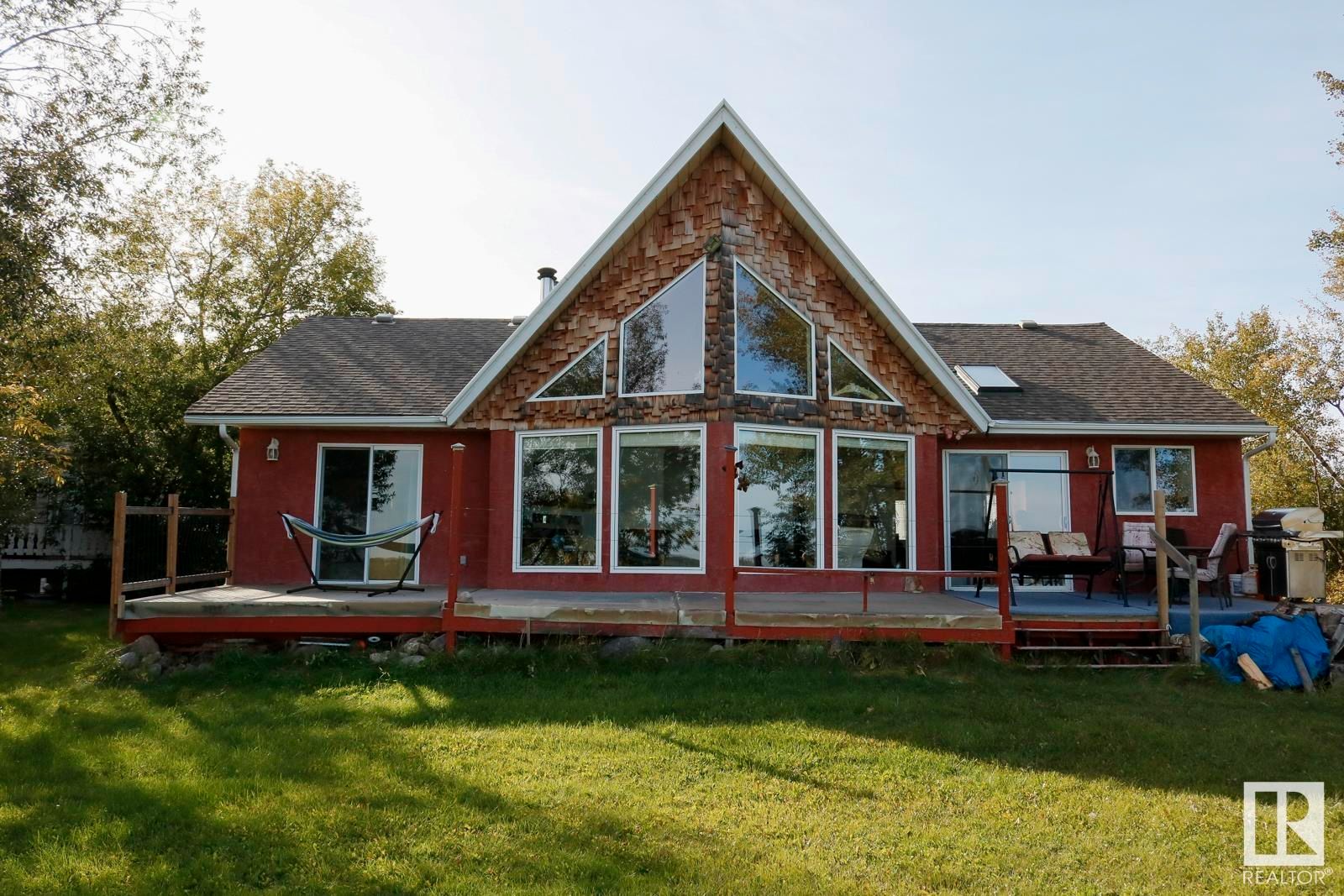 Main Photo: 5126 Shedden Drive: Rural Lac Ste. Anne County House for sale : MLS®# E4340464