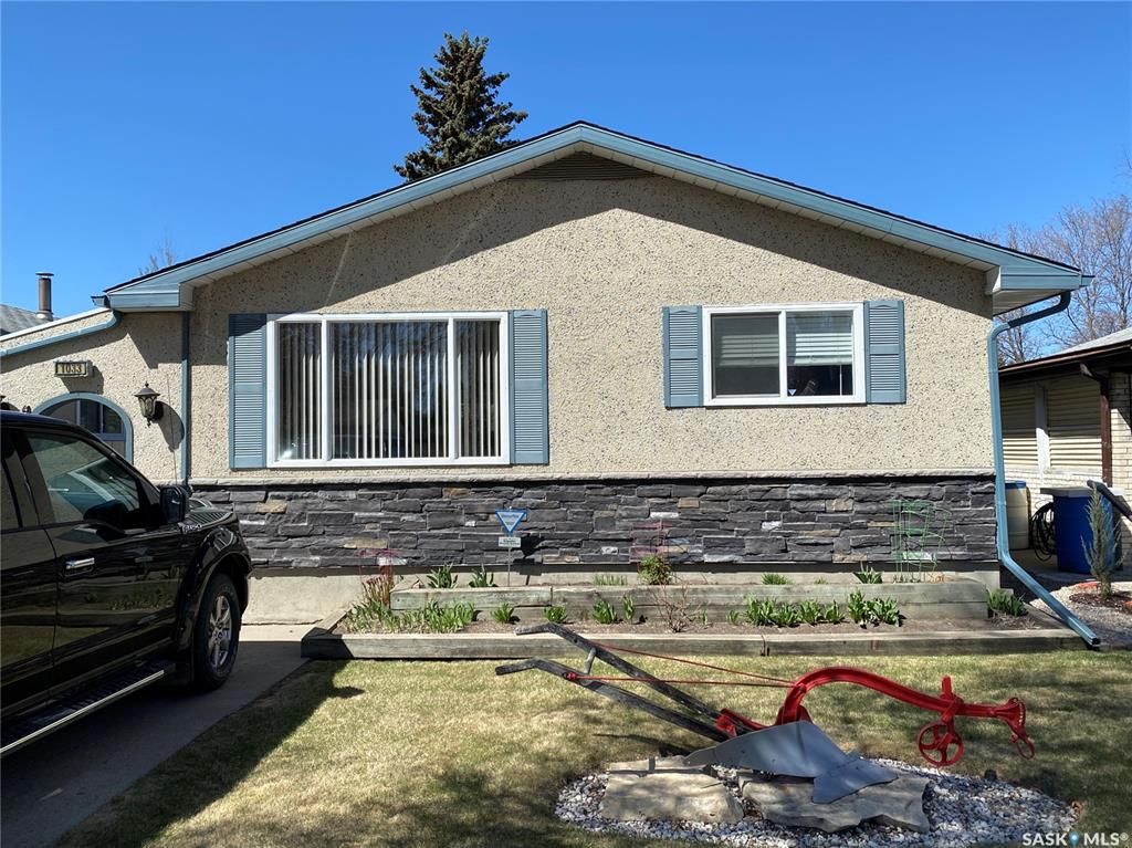 Main Photo: 1033 Macklem Drive in Saskatoon: Massey Place Residential for sale : MLS®# SK854085