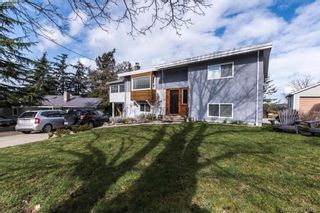 Photo 1: 812 Elrick Pl in VICTORIA: Es Rockheights House for sale (Esquimalt)  : MLS®# 752654