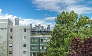 Photo 4: 304 1630 W 1ST AVENUE in Vancouver: False Creek Condo for sale (Vancouver West)  : MLS®# R2454052