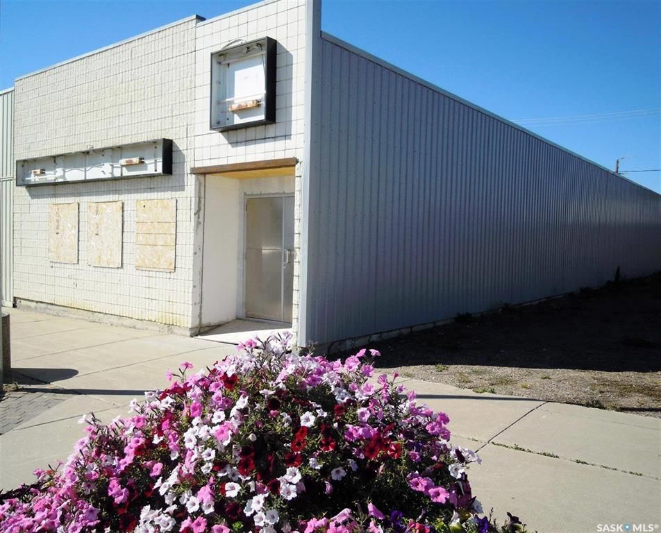 Main Photo: 201 203 Centre Street in Meadow Lake: Commercial for sale : MLS®# SK905800