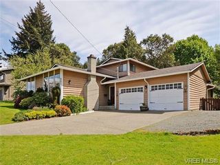 Photo 1: 885 Afriston Pl in VICTORIA: Co Triangle House for sale (Colwood)  : MLS®# 699341
