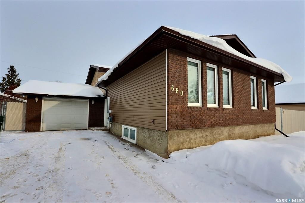 Main Photo: 680 7th Street East in Prince Albert: East Flat Residential for sale : MLS®# SK914521