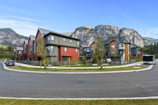 Photo 1: 1353 VALLEYSIDE Place in Squamish: Downtown SQ Townhouse for sale in "SEA AND SKY" : MLS®# R2487745