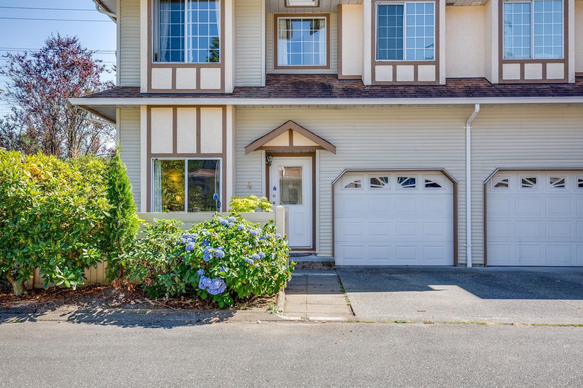 Main Photo: 4 21409 DEWDNEY TRUNK Road in Maple Ridge: West Central Townhouse for sale : MLS®# R2713842