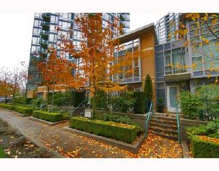 Photo 2: 170 COOPERS MEWS BB in Vancouver: False Creek North Townhouse for sale in "QUAYWEST 1" (Vancouver West)  : MLS®# V678322