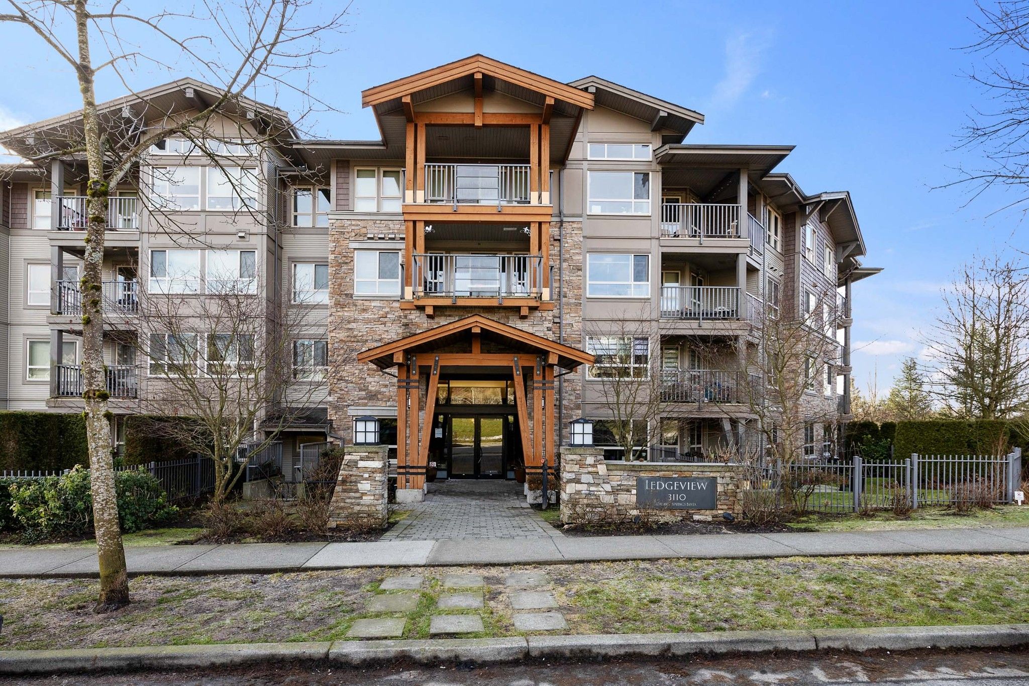 Main Photo: 109 3110 DAYANEE SPRINGS Boulevard in Coquitlam: Westwood Plateau Condo for sale in "LEDGEVIEW" : MLS®# R2647119