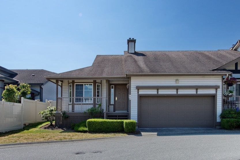 Main Photo: 44 20222 96 Avenue in Langley: Walnut Grove Townhouse for sale in "WINDSOR GARDENS" : MLS®# R2486972