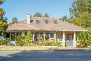 Photo 2: 960 Lodge Ave in Saanich: SE Quadra House for sale (Saanich East)  : MLS®# 916041