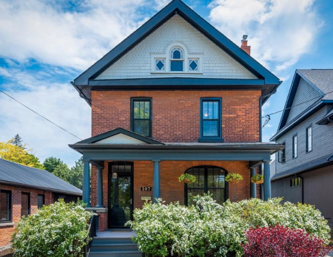 Main Photo: 207 Beech Street in Collingwood: House for sale