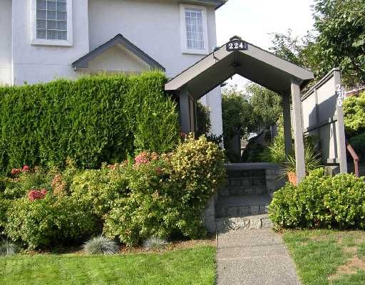 Main Photo: 2 224 W 16TH Street in North_Vancouver: Central Lonsdale Townhouse for sale (North Vancouver)  : MLS®# V731001