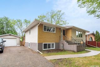 Photo 2: 325 Ottawa Avenue South in Saskatoon: Meadowgreen Residential for sale : MLS®# SK930346