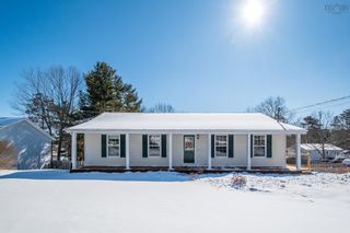 Photo 1: 924 Julie Drive in Kingston: Kings County Residential for sale (Annapolis Valley)  : MLS®# 202304350