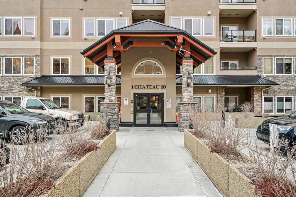 Main Photo: 241 10 Discovery Ridge Close SW in Calgary: Discovery Ridge Apartment for sale : MLS®# A1159320