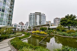 Photo 2: 2001 1199 MARINASIDE CRESCENT in Vancouver: Yaletown Condo for sale (Vancouver West)  : MLS®# R2202807