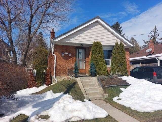 Main Photo: 10 Florens Avenue in Toronto: Clairlea-Birchmount House (Bungalow) for sale (Toronto E04)  : MLS®# E6009311